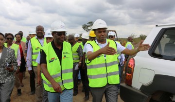 WAZIRI WA UJENZI, UCHUKUZI NA MAWASILIANO ATEMBELEA KUONA UJENZI WA RELI KISASA