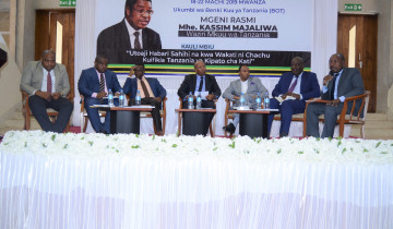 ​WAZIRI MKUU AWAHIMIZA MAWAZIRI NA WAKUU WA TAASISI KUTOA VIPAUMBELE KWA VITENGO VYA HABARI  