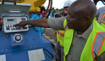WAZIRI WA UJENZI, UCHUKUZI NA MAWASILIANO MHANDISI ISACK KAMWELWE AFUNGUA RASMI KAZI YA UUNGAJI RELI YA KISASA - SGR.