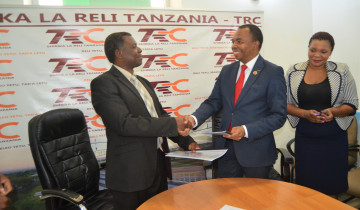 TRC NA DIT ZATILIANA SAINI MAKUBALIANO YA KUKUZA MATUMIZI YA TEKNOLOJIA KATIKA HUDUMA ZA USAFIRI WA RELI