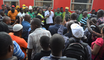 TRENI YA DELUXE YAWASILI MOSHI MKOANI KILIMANJARO IKITOKEA DAR ES SALAAM