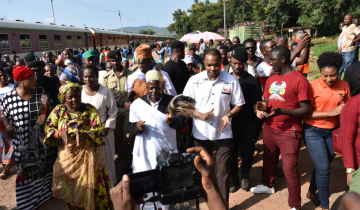 TRENI YA DELUXE ILIYOBEBA WASANII WA WCB YAWASILI KIGOMA NA KUPOKELEWA NA MAMIA YA WANANCHI