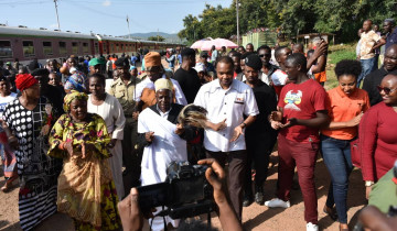 ​TRENI YA DELUXE ILIYOBEBA WASANII WA WCB YAWASILI KIGOMA NA KUPOKELEWA NA MAMIA YA WANANCHI