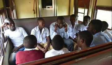 TRC YAENDELEZA KAMPENI YA UELEWA KUHUSU USALAMA WA MIUNDOMBINU YA RELI NDANI YA TRENI ZA MJINI JIJINI DAR 
