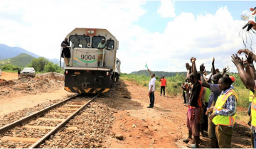 TRC YAREJESHA SAFARI ZA TRENI BAADA YA MAFURIKO KUHARIBU MIUNDOMBINU YA RELI.