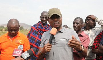 ​MKUU WA WILAYA YA ARUMERU,TRC ANA KWA ANA NA WANAMERU KUENDELEZA KAMPENI YA UELEWA KUEPUSHA AJALI NA ULINZI WA RELI.