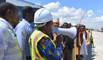 MKUU WA MKOA WA DAR ES SALAAM AONGOZA VIONGOZI WA DINI KUTEMBELEA STESHENI YA SGR