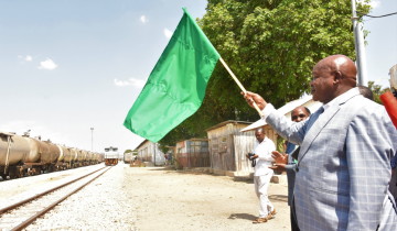 WAZIRI KAMWELWE AZINDUA KICHWA CHA TRENI, VINGINE SITA KUKAMILIKA HIVI KARIBUNI