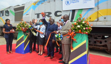 SHIRIKA LA RELI TANZANIA - TRC LIMEKABIDHI BEHEWA 40 KWA SHIRIKA LA MPANGO WA CHAKULA DUNIANI - WFP