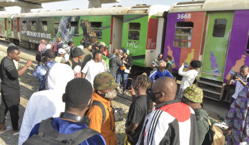 TRENI ILIYOBEBA MASHABIKI WA SIMBA NA YANGA YAANZA SAFARI KUELEKEA KIGOMA