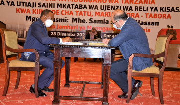 RAIS SAMIA ASHUHUDIA UTIAJI SAINI MKATABA WA UJENZI WA RELI YA KISASA MAKUTUPORA - TABORA