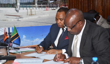 ​TRC, CCTTFA WASAINI MKATABA WA UKARABATI WA BEHEWA 20 ZA MIZIGO
