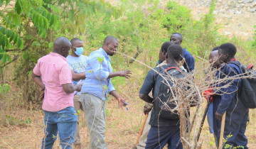 ​WANANCHI WAENDELEA KUTOA MAENEO KUPISHA NJIA YA UMEME MRADI WA SGR