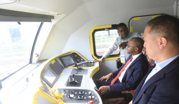 ​BALOZI MAVURA ASHUHUDIA UTENGENEZAJI WA “TRENI ZILIZOCHONGOKA”, AWATOA HOFU WATANZANIA