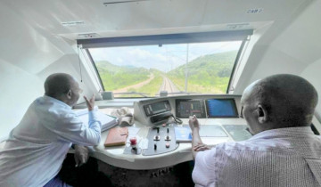 ​WAZIRI MBARAWA ARIDHISHWA NA MAJARIBIO YA KICHWA CHA TRENI YA SGR